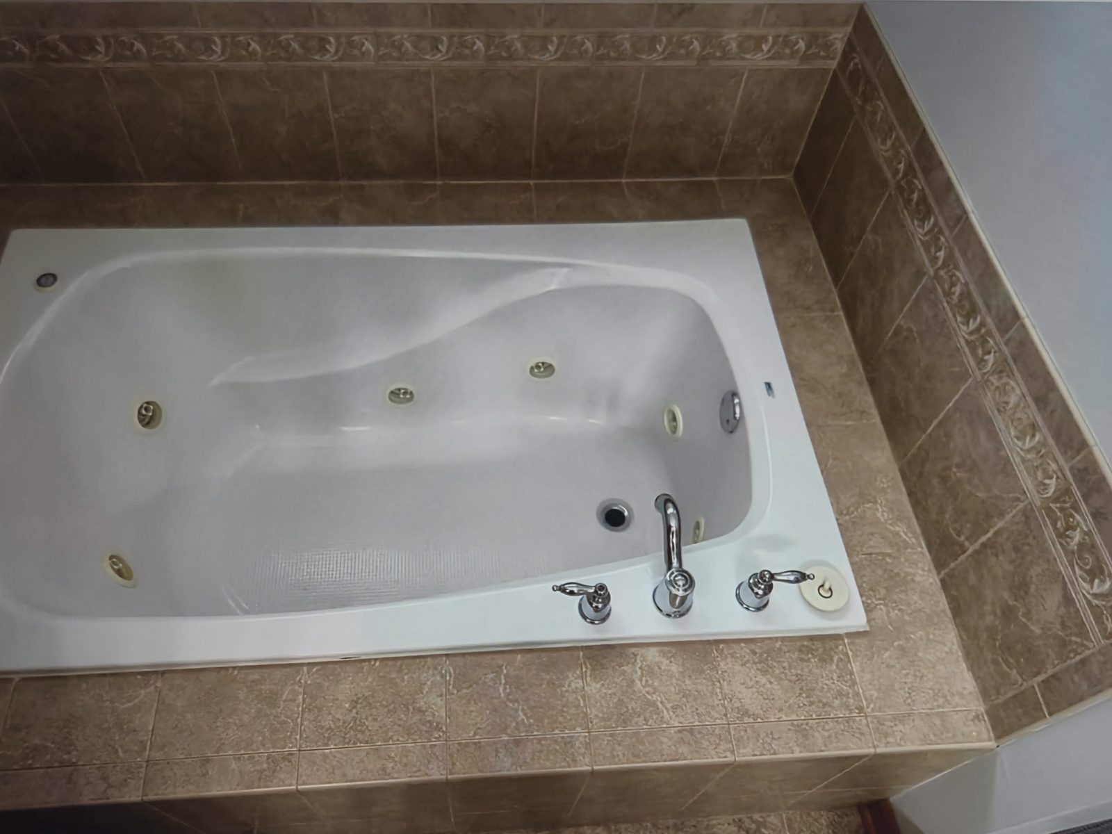 Dated jetted tub before removal